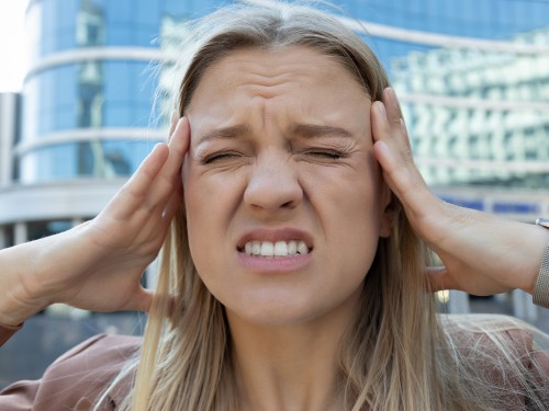 Ein junges Mädchen in einem Business-Anzug, auf der Straße, in der Stadt.